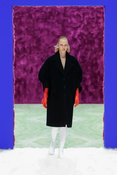Look 10